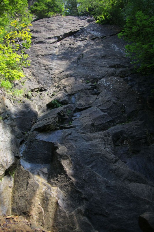 Felsfoto: Bad Heilbrunn - Untere Westwand und 38 weitere Felsen im Klettergebiet Benediktenwand ➤ Routen mit Schwierigkeitsgraden f&uuml;r den Fels Bad Heilbrunn - Untere Westwand ➤ Klettertopo & Kletterf&uuml;hrer ➤ 26.05.2026