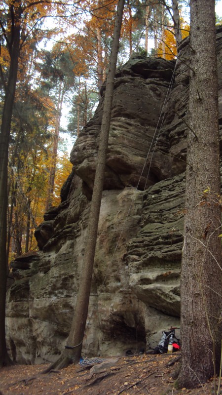 Felsfoto: Knubbelwand und 30 weitere Felsen im Klettergebiet Göttinger Wald ➤ Routen mit Schwierigkeitsgraden für den Fels Knubbelwand ➤ Klettertopo & Kletterführer ➤ 17.06.2025