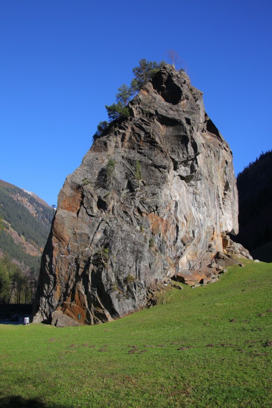 Felsfoto: Ewige Jagdgründe (Wig und Wam) und 33 weitere Felsen im Klettergebiet Zillertaler Alpen ➤ Routen mit Schwierigkeitsgraden f&uuml;r den Fels Ewige Jagdgründe (Wig und Wam) ➤ Klettertopo & Kletterf&uuml;hrer ➤ 26.05.2026