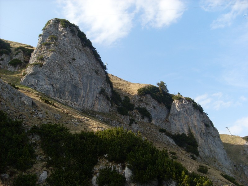 Felsfoto: Brauneck - Stie Alm Kessel und 38 weitere Felsen im Klettergebiet Benediktenwand ➤ Routen mit Schwierigkeitsgraden f&uuml;r den Fels Brauneck - Stie Alm Kessel ➤ Klettertopo & Kletterf&uuml;hrer ➤ 26.05.2026