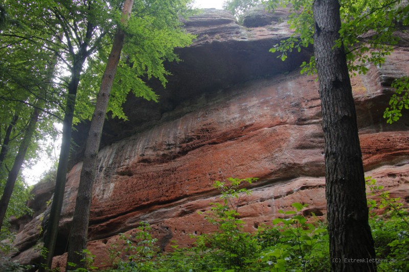 Felsfoto: Kuhfels und 33 weitere Felsen im Klettergebiet Vogesen (Elsass) ➤ Routen mit Schwierigkeitsgraden für den Fels Kuhfels ➤ Klettertopo & Kletterführer ➤ 17.06.2025