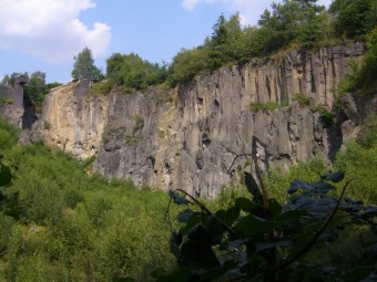 Die Große Wand aus Basaltstein. In den Basaltsteinbrüchen von Ettringen, Mayen und Kottenheim wird an Basalt, also Vulkangestein geklettert