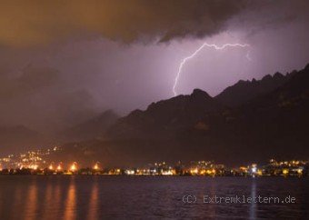 Blick bei Gewitter über den Comer See bei Lecco