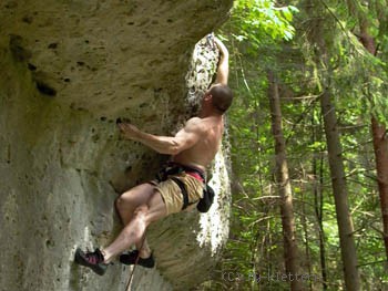Krafttraining mit einem Griffbrett, Trainingsboard, Campusboard oder Steckbrett