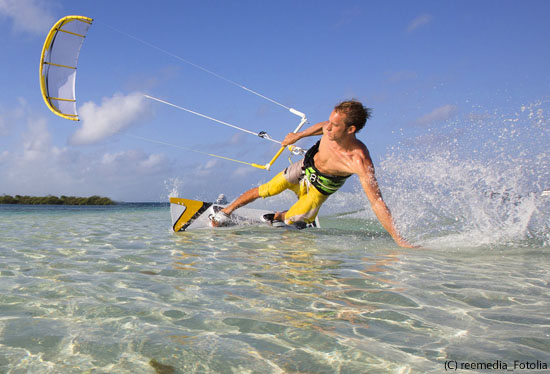 Kitesurfen und Windsurfen - mit dem Lenkdrachen durchs Wasser
