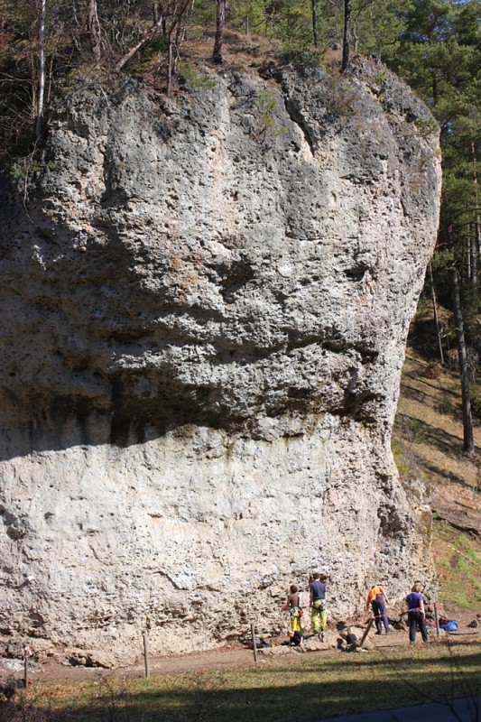Felsfoto: Weißenstein und 692 weitere Felsen im Klettergebiet Fränkische Schweiz (Frankenjura) ➤ Routen mit Schwierigkeitsgraden f&uuml;r den Fels Weißenstein ➤ Klettertopo & Kletterf&uuml;hrer ➤ 18.10.2026