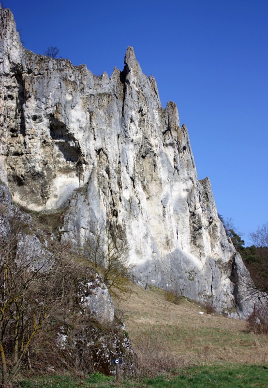 Felsfoto: Dohlenfels und 45 weitere Felsen im Klettergebiet Konstein (Südliches Frankenjura) ➤ Routen mit Schwierigkeitsgraden f&uuml;r den Fels Dohlenfels ➤ Klettertopo & Kletterf&uuml;hrer ➤ 19.05.2026