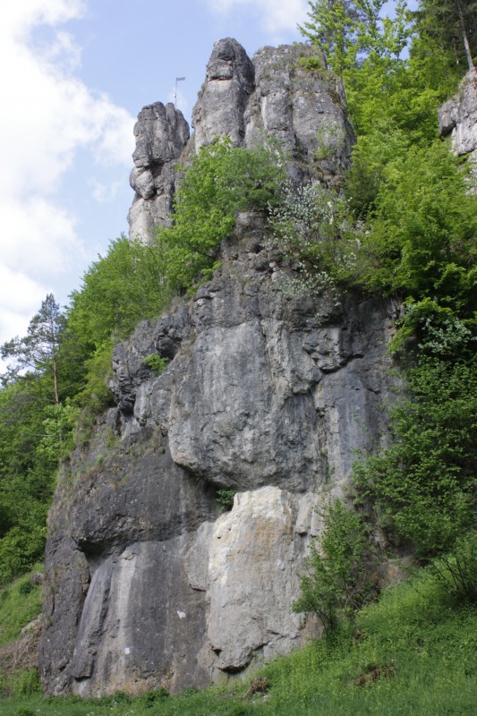 Felsfoto: Hartlstein und 689 weitere Felsen im Klettergebiet Fränkische Schweiz (Frankenjura) ➤ Routen mit Schwierigkeitsgraden f&uuml;r den Fels Hartlstein ➤ Klettertopo & Kletterf&uuml;hrer ➤ 05.05.2026