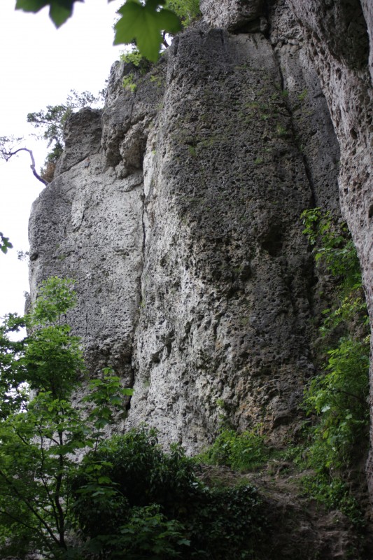 Felsfoto: Ruine Leienfels und 690 weitere Felsen im Klettergebiet Fränkische Schweiz (Frankenjura) ➤ Routen mit Schwierigkeitsgraden f&uuml;r den Fels Ruine Leienfels ➤ Klettertopo & Kletterf&uuml;hrer ➤ 19.05.2026