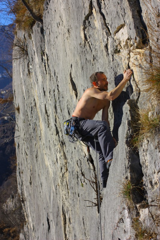 Felsfoto: Crosano und 148 weitere Felsen im Klettergebiet Arco (Gardasee) ➤ Routen mit Schwierigkeitsgraden f&uuml;r den Fels Crosano ➤ Klettertopo & Kletterf&uuml;hrer ➤ 21.05.2026