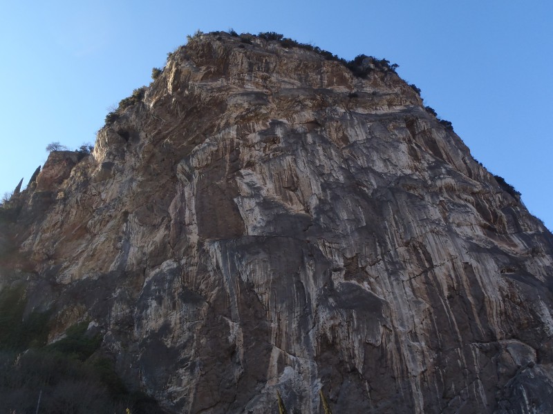 Felsfoto: Colodri Ost und 148 weitere Felsen im Klettergebiet Arco (Gardasee) ➤ Routen mit Schwierigkeitsgraden f&uuml;r den Fels Colodri Ost ➤ Klettertopo & Kletterf&uuml;hrer ➤ 21.05.2026