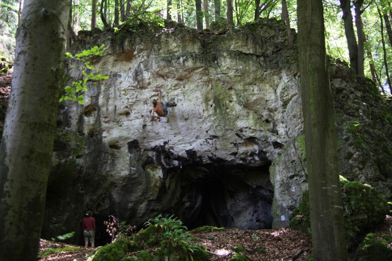 Felsfoto: Illafelder Wand & Geierstein und 690 weitere Felsen im Klettergebiet Fränkische Schweiz (Frankenjura) ➤ Routen mit Schwierigkeitsgraden f&uuml;r den Fels Illafelder Wand & Geierstein ➤ Klettertopo & Kletterf&uuml;hrer ➤ 19.05.2026