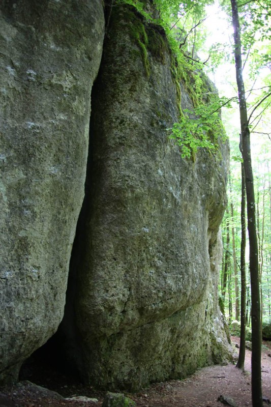 Felsfoto: Vierte Dimension und 690 weitere Felsen im Klettergebiet Fränkische Schweiz (Frankenjura) ➤ Routen mit Schwierigkeitsgraden f&uuml;r den Fels Vierte Dimension ➤ Klettertopo & Kletterf&uuml;hrer ➤ 19.05.2026