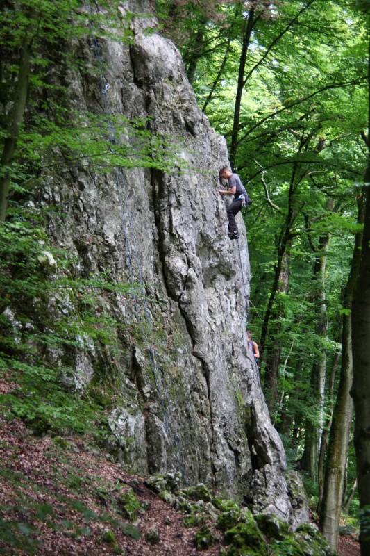 Felsfoto: Asterix und Obelix und 45 weitere Felsen im Klettergebiet Konstein (Südliches Frankenjura) ➤ Routen mit Schwierigkeitsgraden f&uuml;r den Fels Asterix und Obelix ➤ Klettertopo & Kletterf&uuml;hrer ➤ 19.05.2026