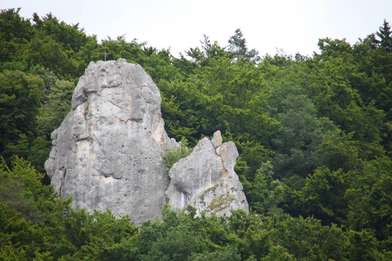 Felsfoto: Weiße Wand und 45 weitere Felsen im Klettergebiet Konstein (Südliches Frankenjura) ➤ Routen mit Schwierigkeitsgraden f&uuml;r den Fels Weiße Wand ➤ Klettertopo & Kletterf&uuml;hrer ➤ 30.08.2026