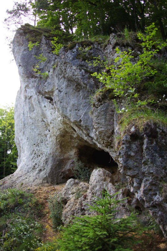 Felsfoto: Amerikanische Botschaft und 690 weitere Felsen im Klettergebiet Fränkische Schweiz (Frankenjura) ➤ Routen mit Schwierigkeitsgraden f&uuml;r den Fels Amerikanische Botschaft ➤ Klettertopo & Kletterf&uuml;hrer ➤ 19.05.2026