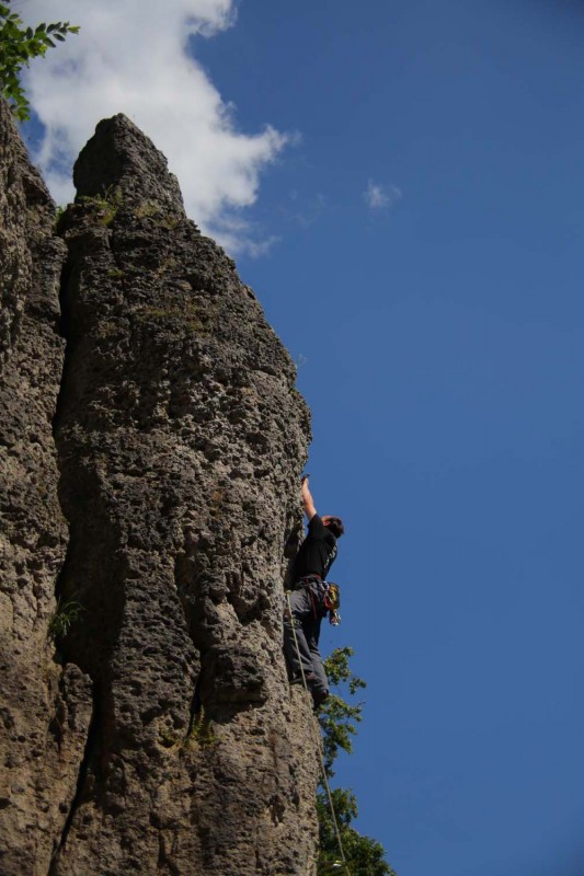 Felsfoto: Hohe Reute und 692 weitere Felsen im Klettergebiet Fränkische Schweiz (Frankenjura) ➤ Routen mit Schwierigkeitsgraden f&uuml;r den Fels Hohe Reute ➤ Klettertopo & Kletterf&uuml;hrer ➤ 31.08.2026