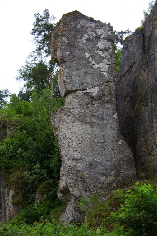 Felsfoto: Steinfelder Turm und 690 weitere Felsen im Klettergebiet Fränkische Schweiz (Frankenjura) ➤ Routen mit Schwierigkeitsgraden f&uuml;r den Fels Steinfelder Turm ➤ Klettertopo & Kletterf&uuml;hrer ➤ 19.05.2026
