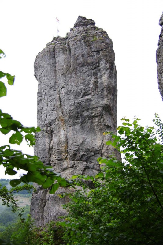 Felsfoto: Nürnberger Turm und 690 weitere Felsen im Klettergebiet Fränkische Schweiz (Frankenjura) ➤ Routen mit Schwierigkeitsgraden f&uuml;r den Fels Nürnberger Turm ➤ Klettertopo & Kletterf&uuml;hrer ➤ 19.05.2026