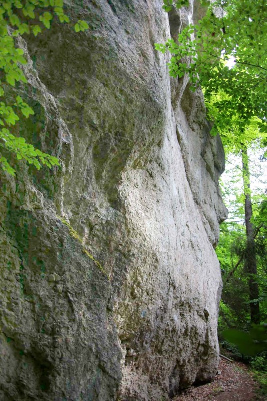 Felsfoto: Rammstein und 690 weitere Felsen im Klettergebiet Fränkische Schweiz (Frankenjura) ➤ Routen mit Schwierigkeitsgraden f&uuml;r den Fels Rammstein ➤ Klettertopo & Kletterf&uuml;hrer ➤ 19.05.2026