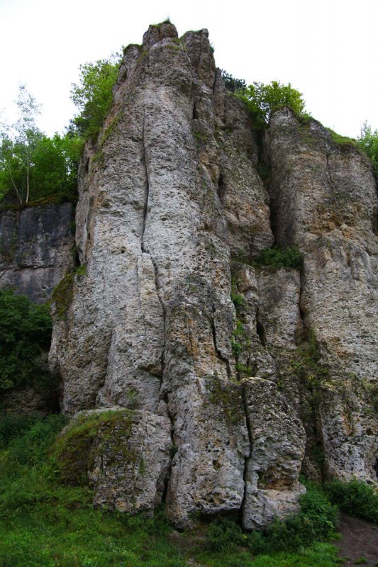 Felsfoto: Steinfelder Wand und 690 weitere Felsen im Klettergebiet Fränkische Schweiz (Frankenjura) ➤ Routen mit Schwierigkeitsgraden f&uuml;r den Fels Steinfelder Wand ➤ Klettertopo & Kletterf&uuml;hrer ➤ 19.05.2026