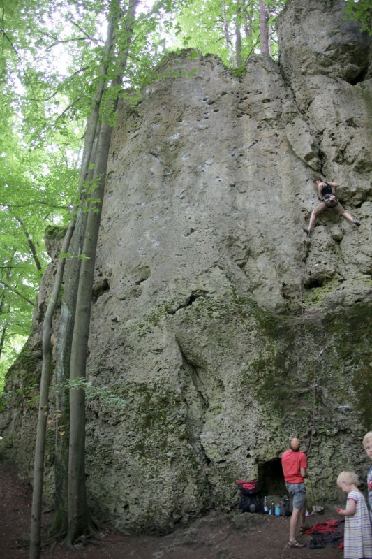 Felsfoto: Elfenwelt und 690 weitere Felsen im Klettergebiet Fränkische Schweiz (Frankenjura) ➤ Routen mit Schwierigkeitsgraden f&uuml;r den Fels Elfenwelt ➤ Klettertopo & Kletterf&uuml;hrer ➤ 19.05.2026