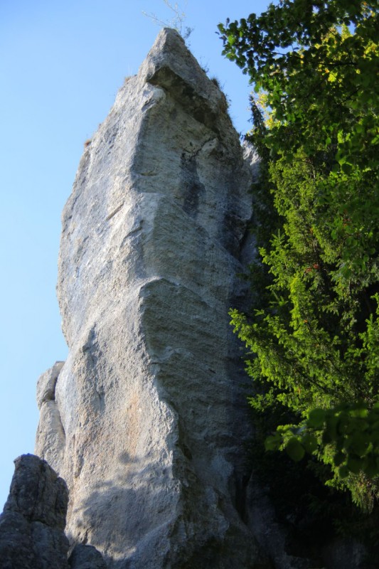Felsfoto: Felskirchl und 41 weitere Felsen im Klettergebiet Altmühltal (Südliches Frankenjura) ➤ Routen mit Schwierigkeitsgraden f&uuml;r den Fels Felskirchl ➤ Klettertopo & Kletterf&uuml;hrer ➤ 16.07.2026