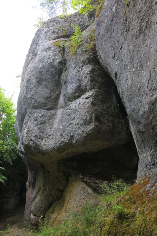 Felsfoto: Folterkammer und 690 weitere Felsen im Klettergebiet Fränkische Schweiz (Frankenjura) ➤ Routen mit Schwierigkeitsgraden f&uuml;r den Fels Folterkammer ➤ Klettertopo & Kletterf&uuml;hrer ➤ 19.05.2026