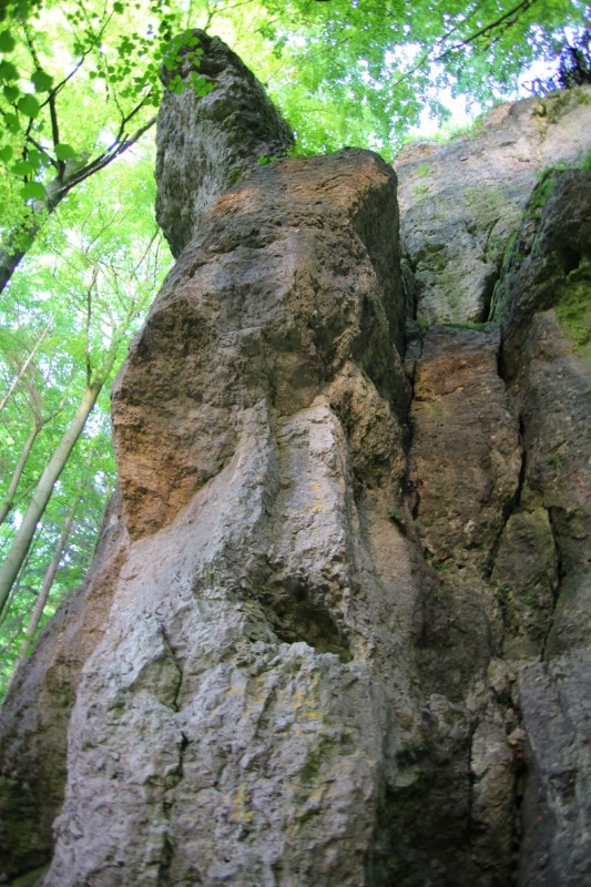 Felsfoto: Rabensteiner Wand (Schlaraffenland, Hirschbachtal) und 690 weitere Felsen im Klettergebiet Fränkische Schweiz (Frankenjura) ➤ Routen mit Schwierigkeitsgraden f&uuml;r den Fels Rabensteiner Wand (Schlaraffenland, Hirschbachtal) ➤ Klettertopo & Kletterf&uuml;hrer ➤ 19.05.2026