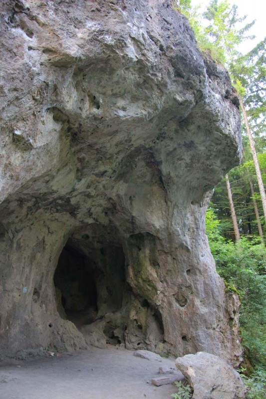 Felsfoto: Wolfsberger Grotte und 690 weitere Felsen im Klettergebiet Fränkische Schweiz (Frankenjura) ➤ Routen mit Schwierigkeitsgraden f&uuml;r den Fels Wolfsberger Grotte ➤ Klettertopo & Kletterf&uuml;hrer ➤ 19.05.2026