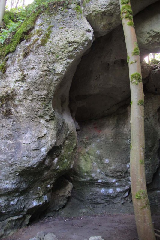 Felsfoto: ZZ-Top Grotte und 690 weitere Felsen im Klettergebiet Fränkische Schweiz (Frankenjura) ➤ Routen mit Schwierigkeitsgraden f&uuml;r den Fels ZZ-Top Grotte ➤ Klettertopo & Kletterf&uuml;hrer ➤ 19.05.2026