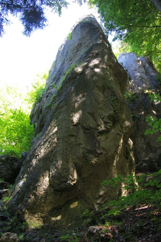 Felsfoto: Großer Mönch und 690 weitere Felsen im Klettergebiet Fränkische Schweiz (Frankenjura) ➤ Routen mit Schwierigkeitsgraden f&uuml;r den Fels Großer Mönch ➤ Klettertopo & Kletterf&uuml;hrer ➤ 19.05.2026