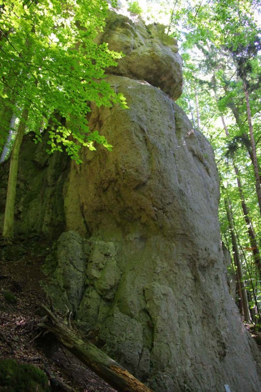 Felsfoto: Topfstein und 690 weitere Felsen im Klettergebiet Fränkische Schweiz (Frankenjura) ➤ Routen mit Schwierigkeitsgraden f&uuml;r den Fels Topfstein ➤ Klettertopo & Kletterf&uuml;hrer ➤ 19.05.2026