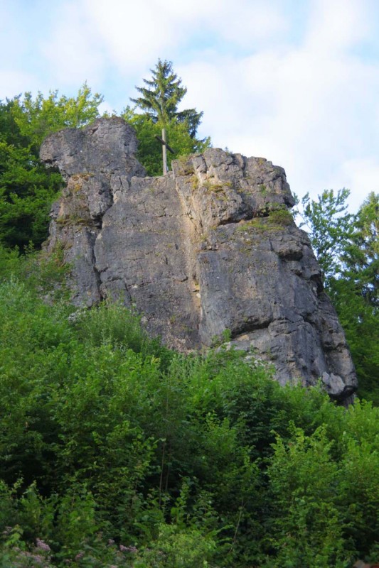 Felsfoto: Wolfsberger Block und 690 weitere Felsen im Klettergebiet Fränkische Schweiz (Frankenjura) ➤ Routen mit Schwierigkeitsgraden f&uuml;r den Fels Wolfsberger Block ➤ Klettertopo & Kletterf&uuml;hrer ➤ 19.05.2026
