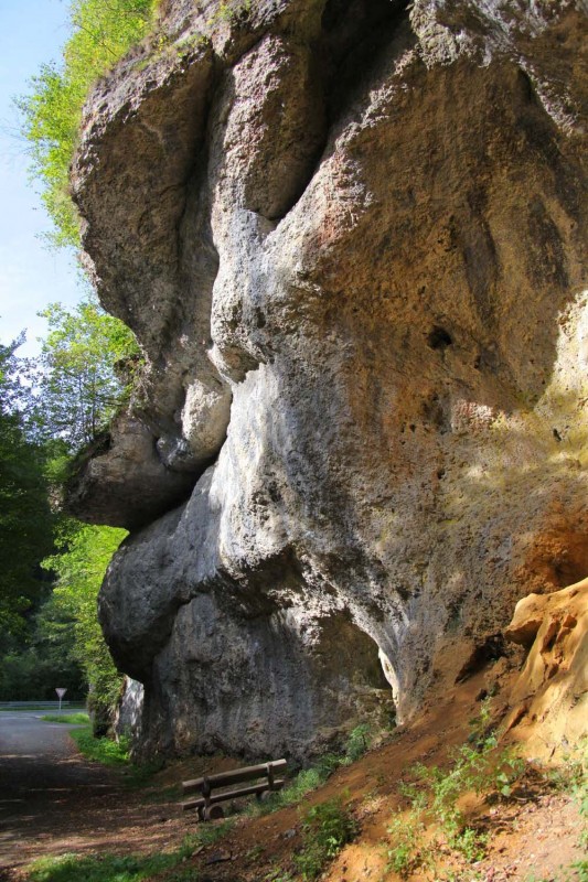 Felsfoto: Applauskurvenwand und 690 weitere Felsen im Klettergebiet Fränkische Schweiz (Frankenjura) ➤ Routen mit Schwierigkeitsgraden f&uuml;r den Fels Applauskurvenwand ➤ Klettertopo & Kletterf&uuml;hrer ➤ 19.05.2026
