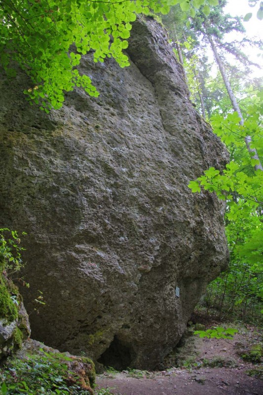 Felsfoto: Ailsbacher Turm und 690 weitere Felsen im Klettergebiet Fränkische Schweiz (Frankenjura) ➤ Routen mit Schwierigkeitsgraden f&uuml;r den Fels Ailsbacher Turm ➤ Klettertopo & Kletterf&uuml;hrer ➤ 19.05.2026