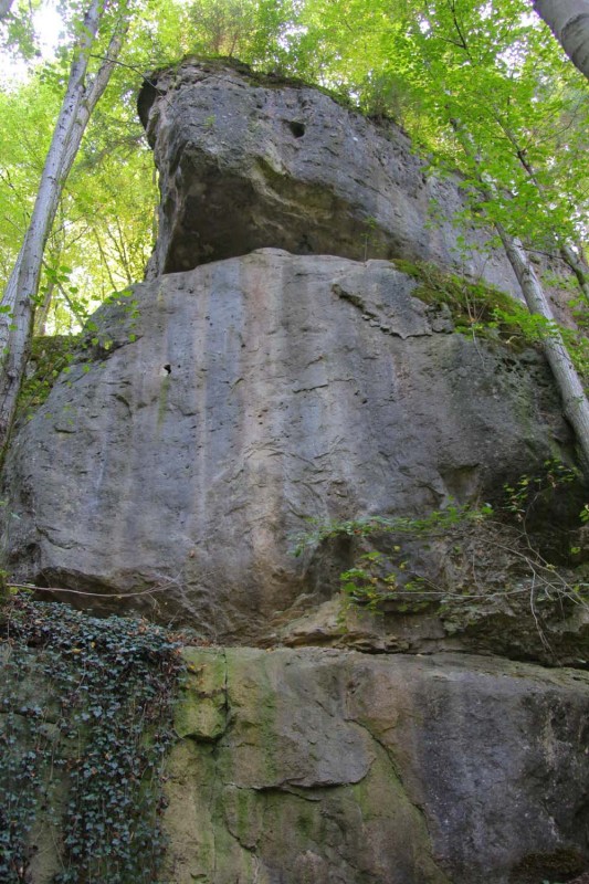 Felsfoto: Gangsters Paradise und 690 weitere Felsen im Klettergebiet Fränkische Schweiz (Frankenjura) ➤ Routen mit Schwierigkeitsgraden f&uuml;r den Fels Gangsters Paradise ➤ Klettertopo & Kletterf&uuml;hrer ➤ 19.05.2026