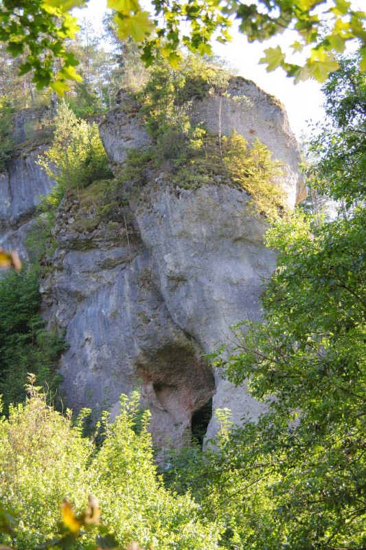 Felsfoto: Schneiderloch und 690 weitere Felsen im Klettergebiet Fränkische Schweiz (Frankenjura) ➤ Routen mit Schwierigkeitsgraden f&uuml;r den Fels Schneiderloch ➤ Klettertopo & Kletterf&uuml;hrer ➤ 19.05.2026
