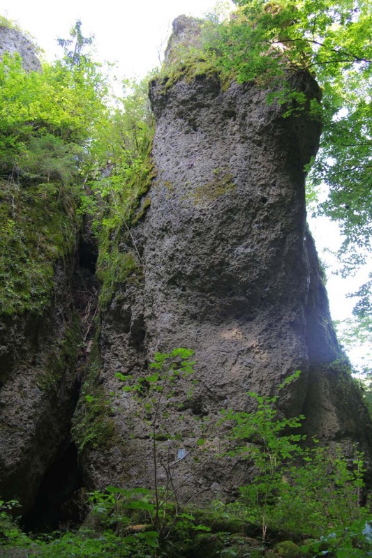 Felsfoto: Schlupfloch und 690 weitere Felsen im Klettergebiet Fränkische Schweiz (Frankenjura) ➤ Routen mit Schwierigkeitsgraden f&uuml;r den Fels Schlupfloch ➤ Klettertopo & Kletterf&uuml;hrer ➤ 19.05.2026