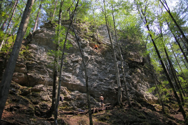 Felsfoto: Riversidewall und 23 weitere Felsen im Klettergebiet Kochel ➤ Routen mit Schwierigkeitsgraden f&uuml;r den Fels Riversidewall ➤ Klettertopo & Kletterf&uuml;hrer ➤ 19.05.2026