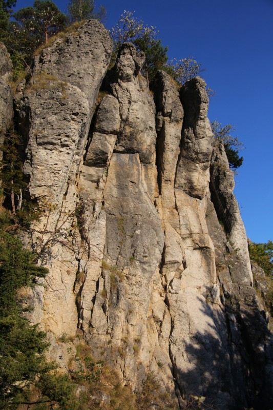 Felsfoto: Röthelfels und 690 weitere Felsen im Klettergebiet Fränkische Schweiz (Frankenjura) ➤ Routen mit Schwierigkeitsgraden f&uuml;r den Fels Röthelfels ➤ Klettertopo & Kletterf&uuml;hrer ➤ 19.05.2026