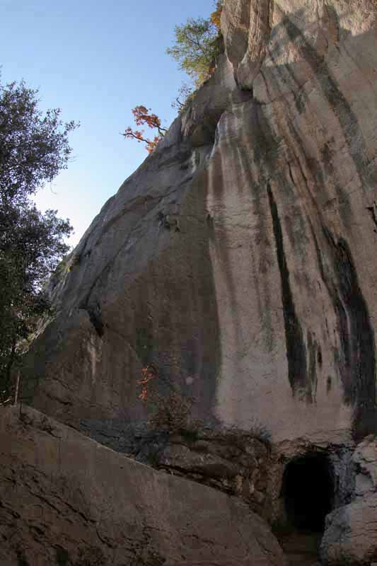 Felsfoto: Marmitte dei giganti und 148 weitere Felsen im Klettergebiet Arco (Gardasee) ➤ Routen mit Schwierigkeitsgraden f&uuml;r den Fels Marmitte dei giganti ➤ Klettertopo & Kletterf&uuml;hrer ➤ 21.05.2026