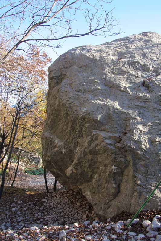 Felsfoto: Massi di Prabi und 148 weitere Felsen im Klettergebiet Arco (Gardasee) ➤ Routen mit Schwierigkeitsgraden f&uuml;r den Fels Massi di Prabi ➤ Klettertopo & Kletterf&uuml;hrer ➤ 21.05.2026