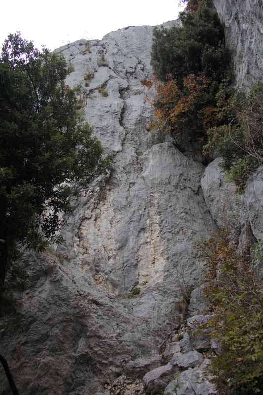 Felsfoto: Nago und 148 weitere Felsen im Klettergebiet Arco (Gardasee) ➤ Routen mit Schwierigkeitsgraden f&uuml;r den Fels Nago ➤ Klettertopo & Kletterf&uuml;hrer ➤ 21.05.2026