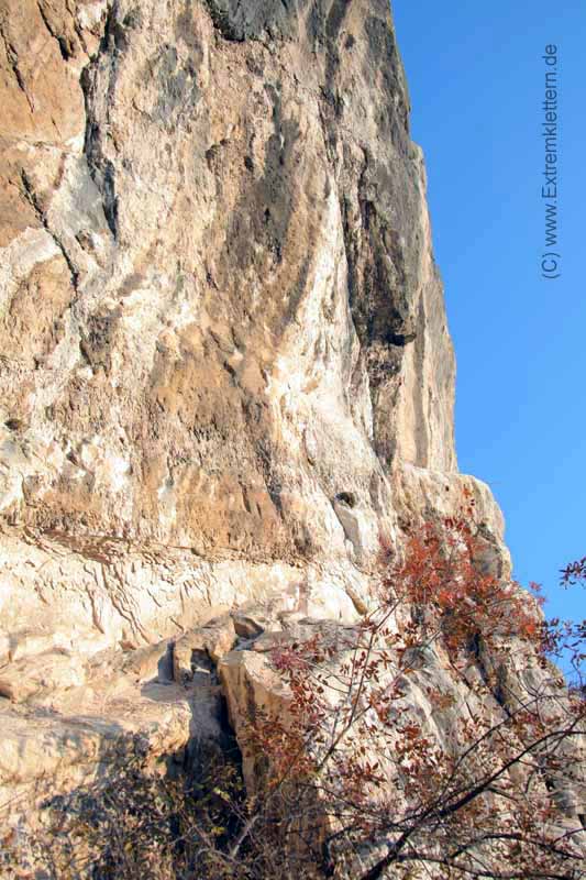 Felsfoto: Passo San Giovanni und 148 weitere Felsen im Klettergebiet Arco (Gardasee) ➤ Routen mit Schwierigkeitsgraden f&uuml;r den Fels Passo San Giovanni ➤ Klettertopo & Kletterf&uuml;hrer ➤ 21.05.2026