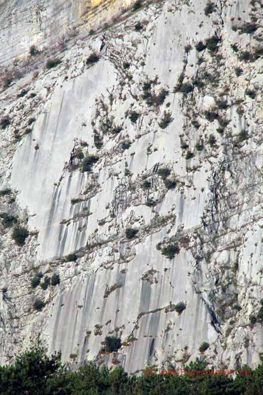 Felsfoto: Sonnenplatten - Parete Zebrata und 148 weitere Felsen im Klettergebiet Arco (Gardasee) ➤ Routen mit Schwierigkeitsgraden für den Fels Sonnenplatten - Parete Zebrata ➤ Klettertopo & Kletterführer ➤ 21.05.2026