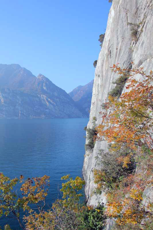 Felsfoto: Spiaggia delle lucertole und 148 weitere Felsen im Klettergebiet Arco (Gardasee) ➤ Routen mit Schwierigkeitsgraden f&uuml;r den Fels Spiaggia delle lucertole ➤ Klettertopo & Kletterf&uuml;hrer ➤ 21.05.2026