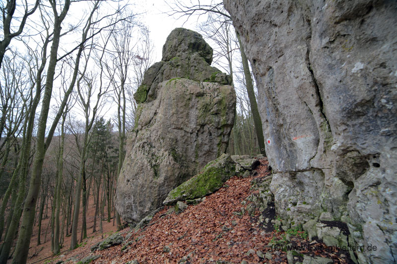 Felsfoto: Oberländer Turm und 45 weitere Felsen im Klettergebiet Konstein (Südliches Frankenjura) ➤ Routen mit Schwierigkeitsgraden f&uuml;r den Fels Oberländer Turm ➤ Klettertopo & Kletterf&uuml;hrer ➤ 19.05.2026
