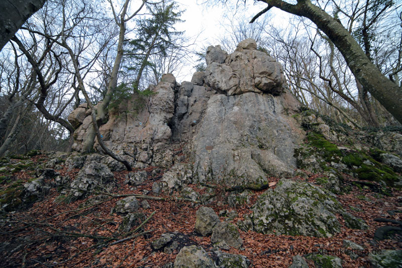 Felsfoto: Kessel und 45 weitere Felsen im Klettergebiet Konstein (Südliches Frankenjura) ➤ Routen mit Schwierigkeitsgraden f&uuml;r den Fels Kessel ➤ Klettertopo & Kletterf&uuml;hrer ➤ 19.05.2026