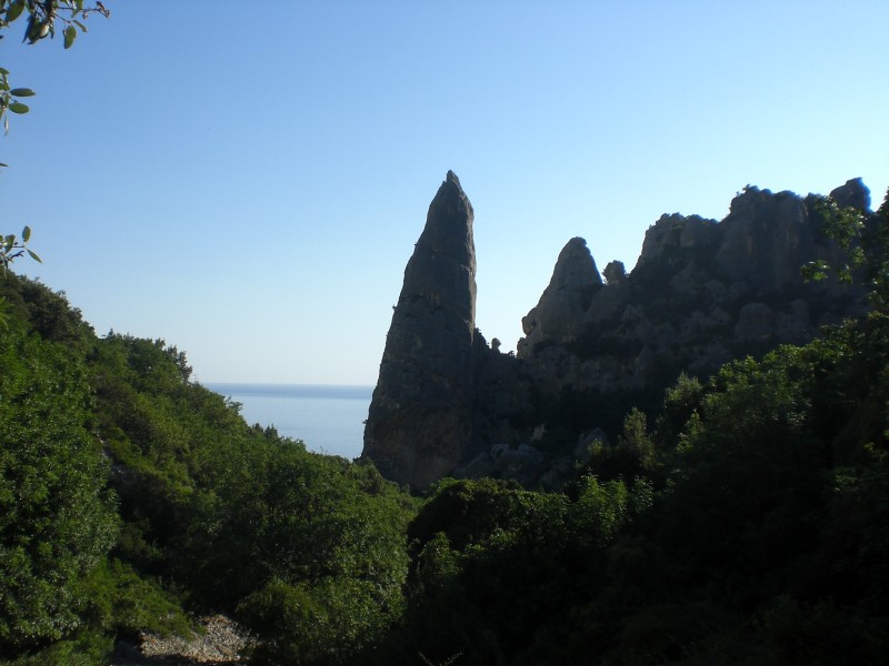 Felsfoto: Aguglia di Goloritze und 32 weitere Felsen im Klettergebiet Sardinien ➤ Routen mit Schwierigkeitsgraden f&uuml;r den Fels Aguglia di Goloritze ➤ Klettertopo & Kletterf&uuml;hrer ➤ 30.08.2026